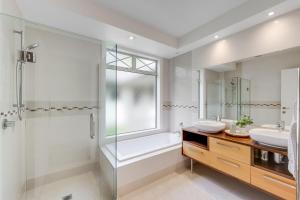 Ένα μπάνιο στο Whitford Estate with Pool & Lush Gardens +13 φωτογραφίες