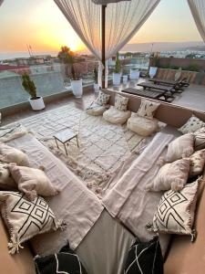 ein großes Sofa mit Kissen auf einem Dach in der Unterkunft Abrid Surf Hostel  + 10 Fotos