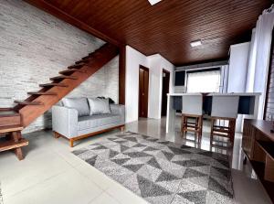 - un salon avec un escalier, un canapé et une table dans l'établissement House Guarujá 02 em Lages SC próximo ao Shopping, à Lages 11 autres photos