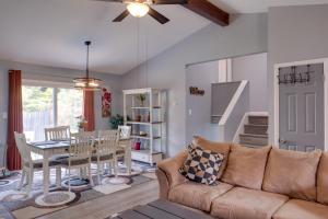 Istumisnurk majutusasutuses 11 Mi to Dtwn Cleveland Richmond Heights Retreat!