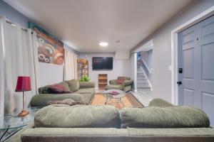 Televiisor ja/või meelelahutuskeskus majutusasutuses 11 Mi to Dtwn Cleveland Richmond Heights Retreat!