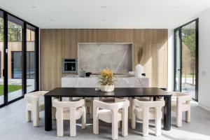 Kuchyň nebo kuchyňský kout v ubytování Blue Jay Villa by Rove Travel 7BR Home with Pool