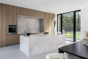 Kuchyň nebo kuchyňský kout v ubytování Blue Jay Villa by Rove Travel 7BR Home with Pool