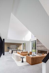 Posezení v ubytování Blue Jay Villa by Rove Travel 7BR Home with Pool