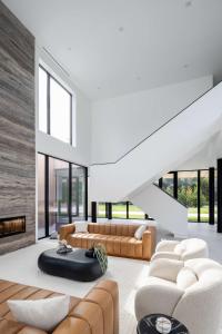 Posezení v ubytování Blue Jay Villa by Rove Travel 7BR Home with Pool + 33 fotografií