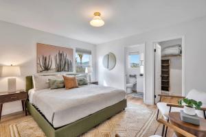 Ένα ή περισσότερα κρεβάτια σε δωμάτιο στο High Noon - New, Incredibly Designed Pool Home +50 φωτογραφίες