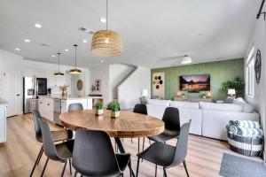 Η κουζίνα ή μικρή κουζίνα στο High Noon - New, Incredibly Designed Pool Home