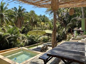 een patio met een tafel, een parasol en een zwembad bij Cupi Glamping in San Francisco