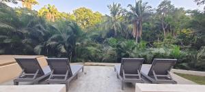 een groep stoelen op een terras bij Cupi Glamping in San Francisco +4 foto's