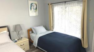 Ένα ή περισσότερα κρεβάτια σε δωμάτιο στο Cozy 2BR, Totally Private With Parking, Convenient Public Transit