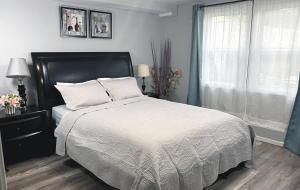 Postel nebo postele na pokoji v ubytování Cozy 2BR, Totally Private With Parking, Convenient Public Transit