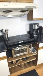 Kuchyň nebo kuchyňský kout v ubytování Cozy 2BR, Totally Private With Parking, Convenient Public Transit + 21 fotografií