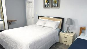 Ένα ή περισσότερα κρεβάτια σε δωμάτιο στο Cozy 2BR, Totally Private With Parking, Convenient Public Transit