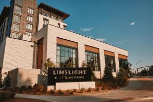 un edificio con un cartel delante en Limelight Boulder, en Boulder