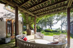 Zahrada ubytování Bluffside Cove by Rove Beachfront Villa w Pool Sauna