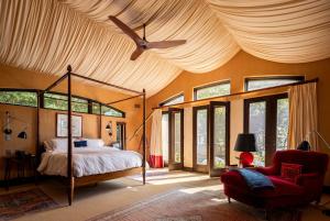 Postel nebo postele na pokoji v ubytování Bluffside Cove by Rove Beachfront Villa w Pool Sauna + 36 fotografií