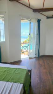 Voodi või voodid majutusasutuse Charming Seafront Duplex - Seaview & Beach Access toas +9 fotot