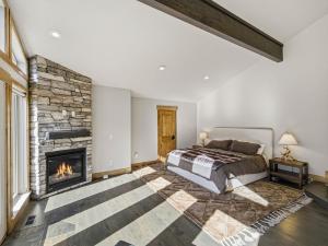 Giường trong phòng chung tại Summit Haven 4brhot Tub,mountain Views