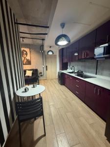 cocina grande con mesa y mesa y cocina en BARRIO W -The best place to rest in downtown MTY, en Monterrey