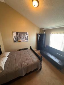 Ένα ή περισσότερα κρεβάτια σε δωμάτιο στο El Paso Westside Contemporary Beautiful Big Home