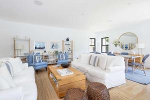 Posezení v ubytování Sandpoint by Rove Travel 6BR Family Home w Pool