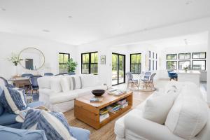 Posezení v ubytování Sandpoint by Rove Travel 6BR Family Home w Pool