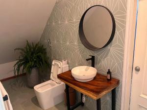 ein Badezimmer mit Waschbecken, Spiegel und Toilette in der Unterkunft Casa Betty  + 8 Fotos