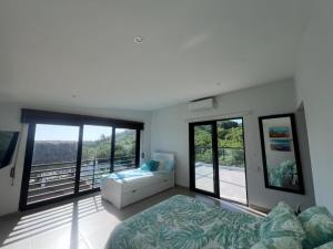 ein Schlafzimmer mit einem Bett und einer Couch und Fenstern in der Unterkunft Casa Betty 