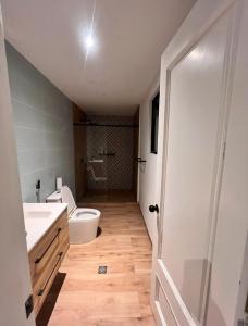 ein Badezimmer mit Toilette und Waschbecken in der Unterkunft Casa Betty 