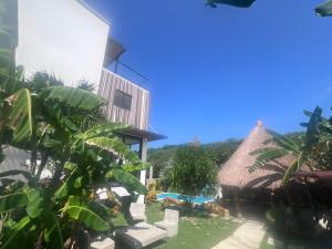 Blick aus dem Garten auf ein Haus mit Reetdach in der Unterkunft Casa Betty 