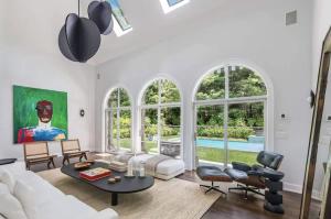 Bazén v ubytování Bull Path Manor by Rove - 4BR Family Home with Pool & Hot Tub nebo v jeho okolí