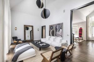 Postel nebo postele na pokoji v ubytování Bull Path Manor by Rove - 4BR Family Home with Pool & Hot Tub