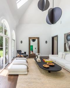 Postel nebo postele na pokoji v ubytování Bull Path Manor by Rove - 4BR Family Home with Pool & Hot Tub