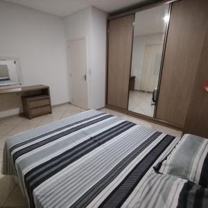 Ένα ή περισσότερα κρεβάτια σε δωμάτιο στο AP Morada das Palmeiras +7 φωτογραφίες