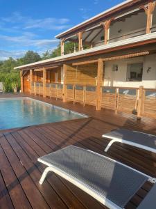 Bazén v ubytování Kaz Caraibes Bouillante nebo v jeho okolí