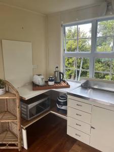 Kuchyň nebo kuchyňský kout v ubytování Simple Cabin, Kuaotunu - Peaceful, Affordable Stay