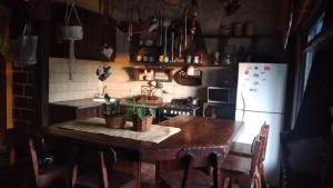 Casa solo familias في مار ديل بلاتا: مطبخ مع طاولة خشبية وثلاجة