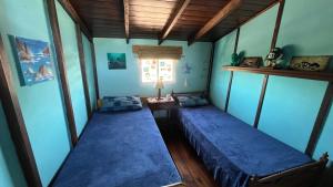 Casa solo familias في مار ديل بلاتا: غرفة بها سريرين ونافذة