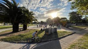 Casa solo familias في مار ديل بلاتا: رجل يركب دراجة في حديقة