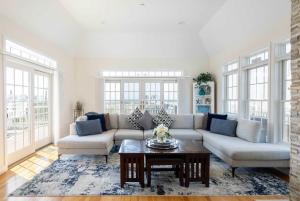 Χώρος καθιστικού στο Dunecrest by RoveTravel - Family Oceanfront with Heated Pool