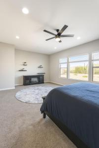 een slaapkamer met een bed en een plafondventilator bij Dove Mountain Gem! in Marana