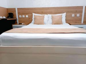 Ένα ή περισσότερα κρεβάτια σε δωμάτιο στο Hotel du Golfe de Guinée +5 φωτογραφίες