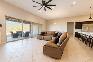 een grote woonkamer met een bank en een keuken bij Dove Mountain Gem! in Marana