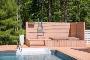 Bazén v ubytování Beachwood Cove by RoveTravel 3BR w Heated Pool nebo v jeho okolí