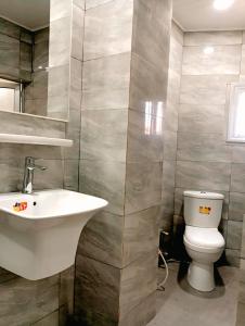 Ένα μπάνιο στο Hotel du Golfe de Guinée