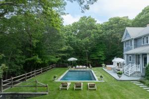 Bazén v ubytování Fairway Villa by Rove Travel Family Home with Heated Pool nebo v jeho okolí