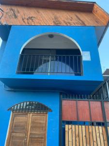 ein blaues Gebäude mit einem Fenster und zwei Türen in der Unterkunft Hotel Del Valle in Illapel
