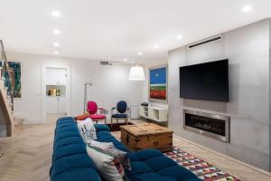 TV a/nebo společenská místnost v ubytování Breakwater by Rove Travel 3BR Secluded Retreat