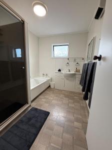 Ένα μπάνιο στο The local on Pukehangi