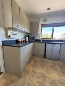 Η κουζίνα ή μικρή κουζίνα στο The local on Pukehangi